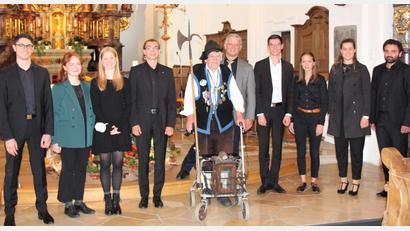 Bild: rha
Dankbarer Applaus gilt den acht jungen Künstlern, darunter besonders dem Organisator und Organisten Lukas Schöpf (Vierter von rechts). Über das gelungene Konzert freuen sich auch Nachtwächter Tschung (Mitte) und Vereinsvorsitzender Franz-Josef Einhäupl (Fünfter von rechts).