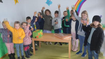 Bild: fz
Prosit auf die Spender der Äpfel. Die Buben und Mädchen im Kindergarten freuen sich, über das kostenlose Getränk.