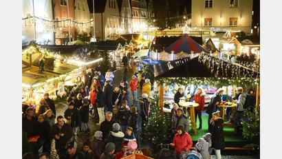 Archivbild: Gabi Schönberger
So sah der Christkindlmarkt 2019 in Weiden aus. Nun gibt es auch für die Weihnachtsmarkt-Saison 2021 grünes Licht.