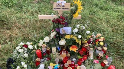 Bild: ca
Tod am Straßenrand. Kerzen, Blumen, Briefe erinnern an den 18-jährigen Fußgänger, der an der Ortsverbindungsstraße zwischen Oberbibrach und Menzlas ums Leben kam.