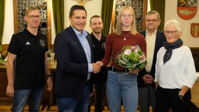 Bild: do
Mit einem Rathausempfang würdigten Bürgermeister Marcus Gradl, Stadtverbandsvorsitzender Dieter Kies und die Vertreter des SC Eschenbach den Sieg von Ronja Melzner (Dritte von rechts) im Speerwurf bei den Deutschen Jugendmeisterschaften.