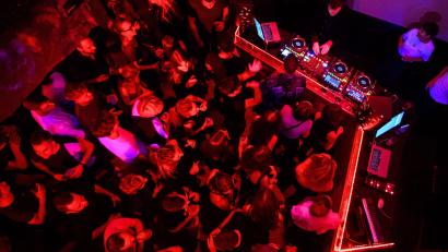 Symbolbild: Matthias Balk
Volle Tanzfläche am Wochenende in den Clubs: Für Menschen, die gegen Corona geimpft, von einer Infektion genesen sind oder sich einem PCR-Test unterziehen, normalisiert sich das Leben in Bayern ab diesem Mittwoch weiter. Jetzt dürfen etwa auch Gaststätten Tanzveranstaltungen anbieten.