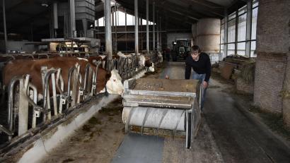 Bild: lue
In der modernen Landwirtschaft laufen viele Prozesse über die Digitalisierung, auch auf dem Hof von Daniel Miedl in Haid bei Pullenreuth. Dafür braucht es das Internet. Ein automatisierter Futterroboter hilft etwa bei der Portionierung von Heu. Gibt es eine Störung, wird diese an den Landwirt weitergeleitet.