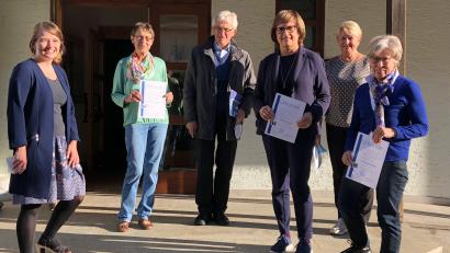 Bild: fjo
Seit 25 Jahren sorgt sich Elisabeth Meißner um die Bücherei Waldthurn. Auch für Gabi Staudinger und Gerti Kreuzer (von rechts), sowie Edeltraud Schwarzmeier (Zweite von links) gibt es Urkunden für das langjährige Engagement.