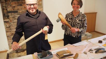 Bild: bl
Wolfgang Engel und Museumsleiterin Carola Reul demonstrieren, wie viel Spaß es macht, so ein Beil aus der Steinzeit mal selbst in die Hand zu nehmen. Ab April haben dazu dank der angefertigten Repliken auch die Besucher des Pfreimder Museums Gelegenheit.