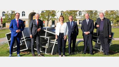 Bild: Wiesel/OTH Amberg-Weiden/exb
Die neue Hochschulleitung der OTH Amberg-Weiden (von links): Vizepräsident Professor Mike Altieri, Präsident Professor Clemens Bulitta, Vizepräsidentin Professorin Christiane Hellbach, Vizepräsident Professor Ulrich Müller, Professor Wolfgang Weber und Kanzler Ludwig von Stern.