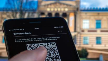 Symbolbild: Jens Büttner/dpa
Das oft schon gewohnte Einchecken per App oder das Ausfüllen von Kontaktformularen entfällt ab Freitag größtenteils in Bayern.