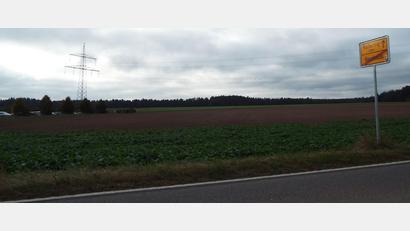 Bild: e
Das Gelände links nach der Einfahrt in Tor II zur Firma Grammer in Richtung Köfering ist Vorbehaltgebiet für die Westumfahrung. Deshalb darf das Areal nicht mit einem Solarpark in den vorgesehenen Ausmaßen bebaut werden.