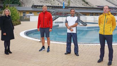 Bild: Stephan-Park, Arbeitsagentur Schwandorf/exb
Ahmad Rezaee (Dritter von links) hat den beruflichen Aufstieg geschafft. Hierzu gratulierten ihm (von links): Silke Grimm (Arbeitsagentur), Andreas Gebhardt (Freizeitpark Monte Kaolino) und Ruben Höhn (Arbeitsagentur).