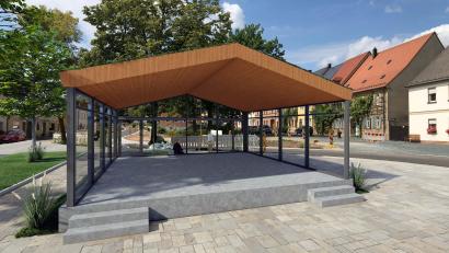 Bildmontage: Architekturbüro Schultes/exb
So könnte der neue Pavillon auf dem Marktplatz aussehen. Architekt Wolfgang Schultes stellte dem Stadtrat in seiner Sitzung drei Varianten vor, die sich in der Form des Daches und in der Bauweise der Außenwände unterscheiden. Die Bürger sollen in einer Abstimmung mit entscheiden, welche Variante gebaut werden soll.
