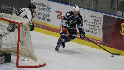 Bild: gb
Die Blue Devils treffen am Wochenende zu Hause auf den SC Riessersee (Freitag, 20 Uhr) und auswärts auf den EV Lindau (Sonntag, 18 Uhr). Das Bild zeigt Chad Bassen (rechts) beim 7:4-Heimsieg gegen den Höchstadter SC.