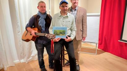 Bild: lg
Sie bescherten dem Publikum im Seminarium im Murnthal einen kurzweiligen Kulturabend: (von links) Gitarrist Fredman Lill, Fotograf und Autor Josef Merkl sowie Gastgeber Jochen Martz.