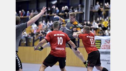 Archivbild: Hubert Ziegler,
Die erste Zerreißprobe hat das Trikot von Daniel Wagner (Mitte) im Auftaktspiel gegen den HC Sulzbach (links Jiri Smolik, rechts Martin Broz) schon mal bestanden. Ähnlich zupackende Gegner erwartet die HG Amberg im Heimspiel gegen den TB 03 Roding.