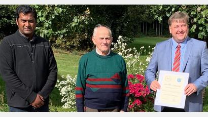 Bild: Maria Stepper/exb
Pfarrvikar Thomas Sanikommula (links) und Bürgermeister Stefan Braun (rechts) gratulieren Leonhard Stepper zum 80. Geburtstag.