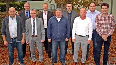 Bild: R. Kreuzer
Die langjährigen Mitarbeiter mit Geschäftsführer Walter Beer (3. von links) und Aufsichtsratsvorsitzender Josef Arnold (2. von links)