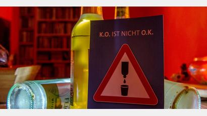 Symbolbild: Paul Zinken
Vor allem in Clubs und Discos werden von Täterinnen und Tätern K.-o.-Tropfen eingesetzt.