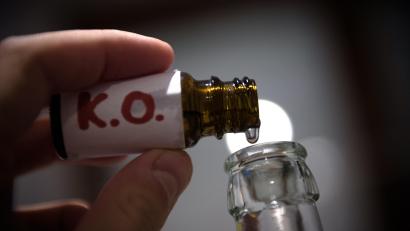 Symbolbild: Nicolas Armer
K.-o.-Tropfen sind farblos und oftmals nicht zu schmecken, wenn sie heimlich in Getränke oder Speisen gemischt werden.