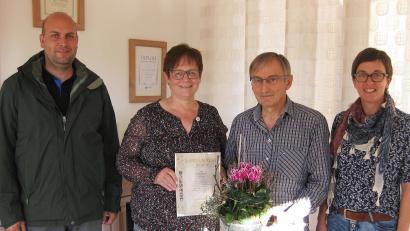 Gruppenbild mit einem neuen und Gesicht (von links) der seit Oktober im Landkreis tätige Garten-Fachberater Markus Fuchs, Vereins-Jubilarin Irene Kopp, Vorsitzender Heinz Pickel und Fachberaterin Michaela Basler.