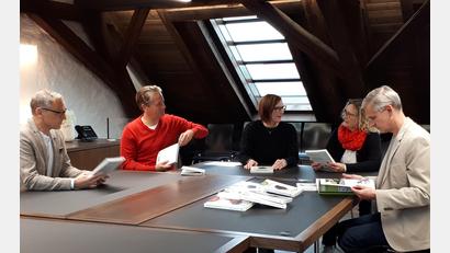 Bild: pz
Unter dem historischen Dachstuhl des Rathauses präsentierten die Beteiligten Einzelheiten über das neue Buch über das Stiftland. Von links Bürgermeister Bernd Sommer, Oliver van Essenberg, Belinda Hoyer und Ursula Stingl sowie Nils Wittmann.