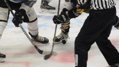 Symbolbild: Andreas Brückmann
Zwei Eishockeyspieler beim Bully. Am Freitag dürfen die Amberger jedoch nicht ran, das Spiel in Schweinfurt wurde abgesagt.