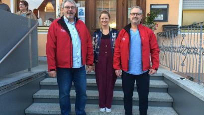 Bild: Katja Ertl/exb 
Katja Ertl (Mitte) gratulierte Wolfgang Kurzendorfer (rechts) und Tom Hiltl (links) zur Wiederwahl.