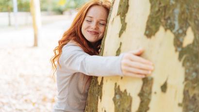 Bild: contrastwerkstatt - stock.adobe.com
Bäume umarmen liegt nicht nur im Trend, sondern hat tatsächlich auch positive Auswirkungen auf unser Wohlbefinden.