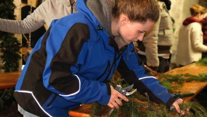 Bild: Hirsch
Die Vorbereitungen auf die Fronberger Kirwa sind in vollem Gange. Die Jugendlichen sind fleißig mit dem Reiserschneiden beschäftigt.