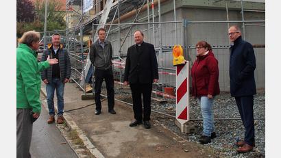 Bild: stg
Architekt Günther Lenk (links) erläuterte den aktuellen Stand des Projekts (von rechts) Bürgermeister Roman Schäffler, Kindergartenleiterin Kerstin Dilling, Pfarrer Heribert Stretz, Kirchenverwaltungsmitglied Christian Bodner sowie Bauamts-Sachbearbeiter Stefan Gaßler.