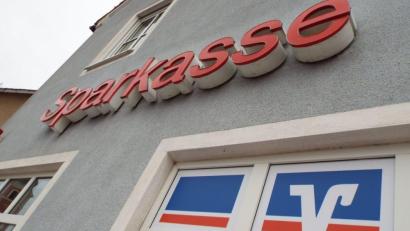 Archivbild: ll
Seit Ende September 2020 die gemeinsame Filiale von Sparkasse und Raiffeisenbank geschlossen hat, ist in Michelfeld kein Geldinstitut mehr präsent. Darüber klagen Bürger im Gespräch mit CSU-Mandatsträgern.