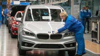 Symbolbild: Armin Weigel/dpa
Bei BMW in Regensburg standen in diesem Jahr wegen des Materialsmangels die Bänder still.