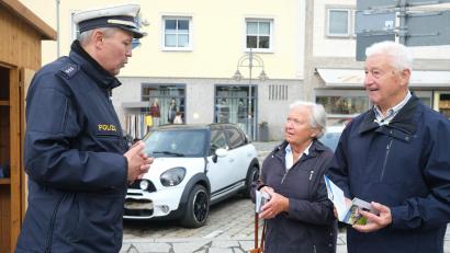 Bild: Hirsch
Polizeihauptkommissar Gerhard Richter ermunterte die Passanten zur Teilnahme am Preisrätsel, bei dem es einen Mini-Cooper zu gewinnen gibt.