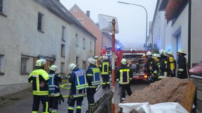 Bild: dob
Ein Großaufgebot an Einsatzkräften rückte am Donnerstag in Tännesberg an, da Rauch aus einem leerstehenden landwirtschaftlichen Nebengebäude aufstieg.