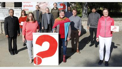Bild: Nicole Katsikis/exb
In den Pfarreien Waldsassen und Krummennaab beginnen parallel zwei Alpha-Glaubenskurse. Im Bild das Organisationsteam mit (vorne, von links) Katrin Oppitz, Andrea Weiß, Nicole Katsikis (dahinter, von links) Pater James, Elfriede Schwarzmeier, Pfarrer Besold, Pfarrer Strigl, Jörg Oppitz, Pfarrvikar Timon, Udo Spandel, Pater John.