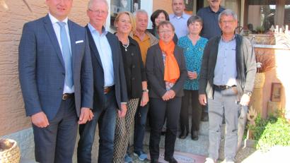 Bild: sei
Die Selbsthilfe Mantel wählt einen Teil des Vorstands: Zweiter Vorsitzeder Thomas Magerl (rechts) Schriftführerin Monika Puff (vorne, Dritte von rechts) sowie die Beisitzer Wolfgang Reil (Zweiter von links) und Franz Sperl (Vierter von links). Vorsitzender Richard Kammerer (links) gratiliert den Widergewählten.