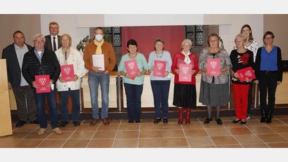 Bild: mfh
Die Preisträger der Blumenschmuckwettbewerbe aus zwei Jahren auf einem Bild: (von links) Stadtgärtnermeister Klaus Herbst, D. Haas, Bürgermeister Michael Göth, H. Schneider, Marcel Papp, Marianne Zangl, Klara Schiller, Finja Deichler, Maria Beer, Christl Domdey, Sophie Meier von der Stadtverwaltung und Fachberaterin Michaela Basler.