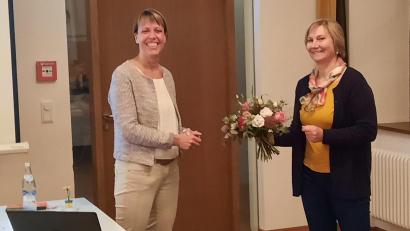 Bild: hir
Am Ende des interessanten Abends bedankte sich die Frauenbund-Vorsitzende Cornelia Reis (rechts) bei der versierten Referentin Michaela Blattnig (links) mit einem Blumenpräsent.