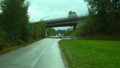 Bild: bjp
Erst in zwei Jahren wird die Bundesstraßenbrücke über die Eichenstraße saniert, doch die Folgen für die Verkehrsführung beschäftigen die Gemeinde schon jetzt: So wird die Siedlung (im Hintergrund) dann vorübergehend nur via Pechhof per Auto erreichbar sein.