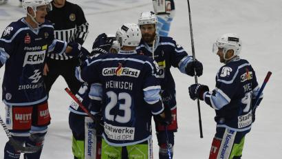 Bild: gb
Die Blue Devils besiegten am Freitag den SC Riessersee klar mit 5:0. Hier jubeln Elia Ostwald, Torschütze Tomas Rubes, Martin Heinisch, Dominik Müller und Dennis Thielsch (von links) nach dem 3:0.