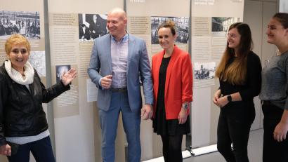 Bild: Hirsch
Autorin Erika Rosenberg (links) führte die Lehrkräfte Christina Mulzer und Stefan Potschaski (Mitte) sowie die Schüler der Oskar-von Miller-Berufsschule in die Ausstellung über das Leben und Wirken von Emilie und Oskar Schindler ein.