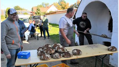 Bild: sche
Im alten Backofen im Pfarrhof Aschach stellt der CSU-Ortsverband Aschach-Immenstetten unter fachkundiger Anleitung von Bäckermeister Marco Rieß (links) Brot her.