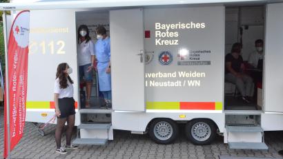 Archivbild: Kunz
In Weiden und im Landkreis Neustadt/WN sind nach wie vor mobile Teams unterwegs, die bürgernahe Impfungen anbieten, so wie hier bei den Sommerserenaden in Weiden.