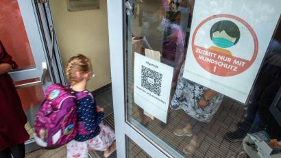 Bild: Jens Büttner/dpa
Ein Kind geht mit Maske in eine Schule. Das Robert Koch-Institut (RKI) registriert in einzelnen Regionen Deutschlands besonders viele Corona-Ansteckungen bei Kindern und Jugendlichen.