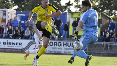 Archivbild: Hubert Ziegler
Philipp Götz (links) schiebt den Ball am Torhüter des VfB Straubing vorbei ins Netz. Das war einer der insgesamt 15 Treffer des FC Amberg in dieser Saison. Dass im Spiel gegen den TSV Kareth viele dazukommen, scheint eher unwahrscheinlich.