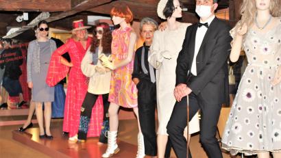 Bild: Dagmar Williamson
Schrecklich schöne, nächtliche Überraschung: Die lebendigen Mannequins Julia Riß, Ingrid Strobl, Dagmar Lehner, Michael Herzog bewegen sich unerwartet in der Reihe der Modepuppen.
