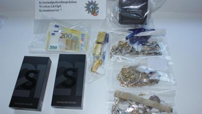 Bild: Kripo Weiden/exb
Dies ist ein Teil Beute, die die Polizei sichergestellt hat. Die beiden Smartphones hatte sich der Täter schon von dem gestohlenen Geld gekauft.