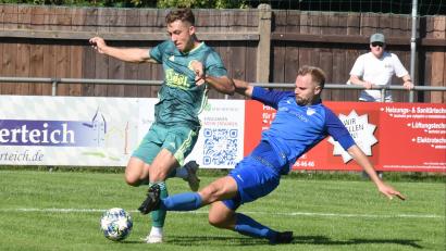 Archivbild: gb
Der SV Mitterteich tritt am Samstag beim FC Eintracht Münchberg an. Das 2:2 im Hinspiel (Szene mit Kevin Grünauer, links) war Mitte August der letzte Punktgewinn der Stiftländer. Seitdem gab es acht Niederlagen in Serie.