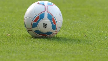 Symbolbild: Carmen Jaspersen/dpa
Ein Fußball liegt auf dem Spielfeld.