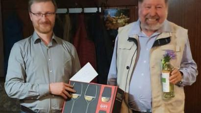 Bild: Hermann Prechtl/exb
Vorsitzender Walter Fischer dankt Reinhard Ponitz (rechts) für dessen politische Arbeit. Von 2007 bis 2019 stand er an der Spitze der UPW/FW.