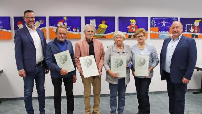 Bild: jma
Die Raiffeisenbank Auerbach-Freihung dankt für 50 Jahre Treue: (von links) Vorstandsmitglied Michael Sommer, Hans Kormann, Hartwig Schnödt, Mathilde Heberl, Barabara Lord und Vorstandsvorsitzender Frank-E. Kirchhof.