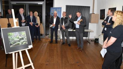 Bild: hcz
Bürgermeister Reinhard Sollfrank begrüßte die Gäste im "Steinstadl" des "Vulkanerlebnis Parkstein". Von rechts: Freie Fotografen- Präsidentin Zaneta Weidner, Dr. Andreas Peterek, Bgm. Sollfrank, Weidenes 3. Bürgermeister Reinhold Wildenauer und Stadtrat Hans Forster.